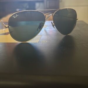 I am selling these Ray Ban aviators with a green tint